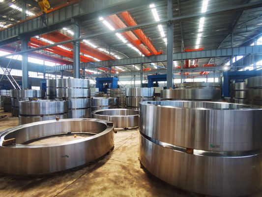 Traitement thermique Q T pour bagues en acier forgé offrant une dureté de 240 à 320, adapté aux pièces de machines industrielles à haute résistance.